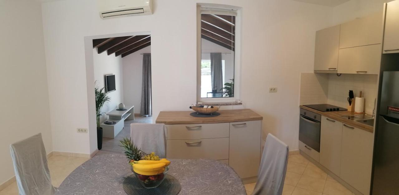 Cozy House With Pool Near Rovinj Appartement Kanfanar Buitenkant foto